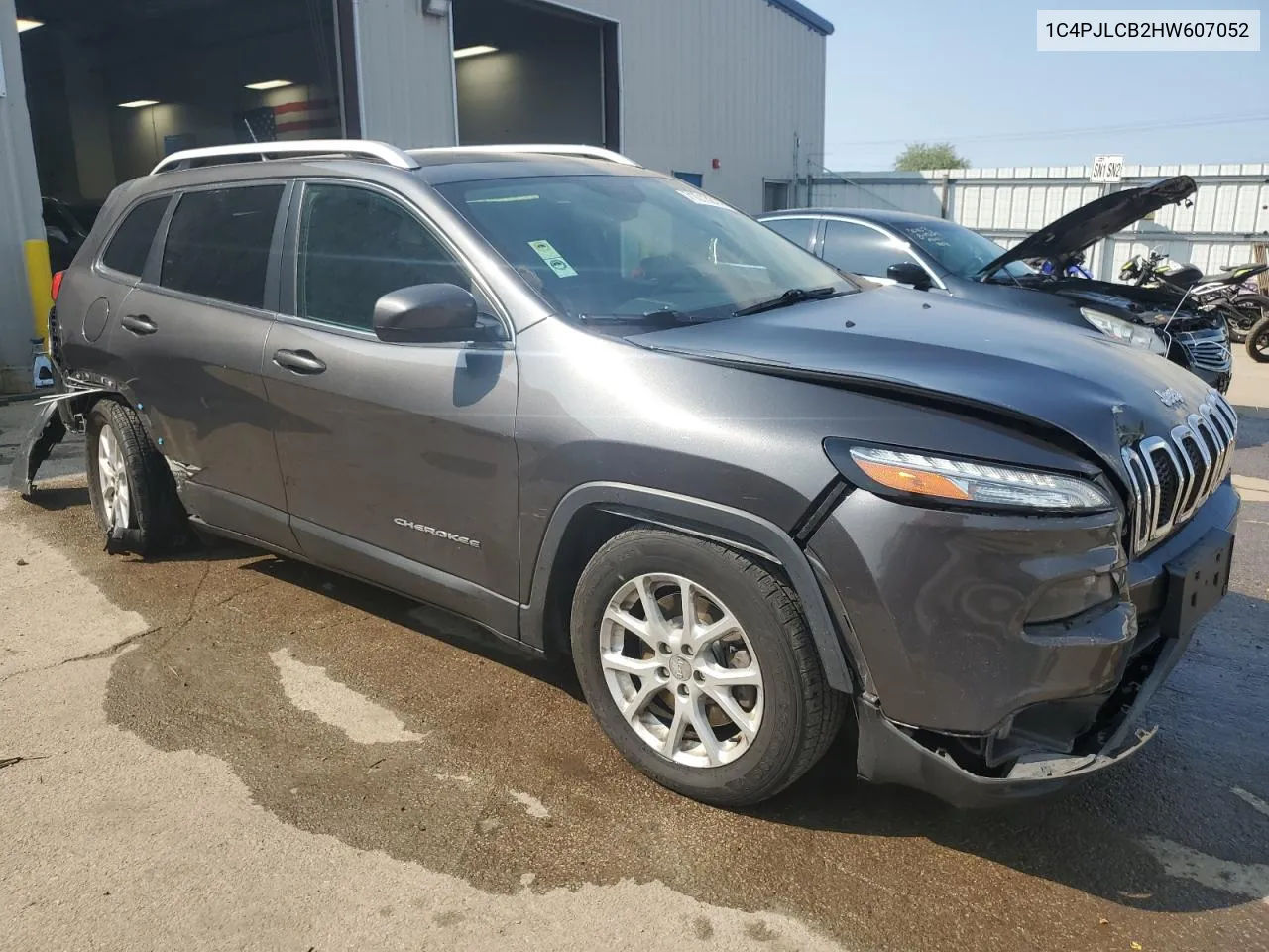 2017 Jeep Cherokee Latitude VIN: 1C4PJLCB2HW607052 Lot: 71013214