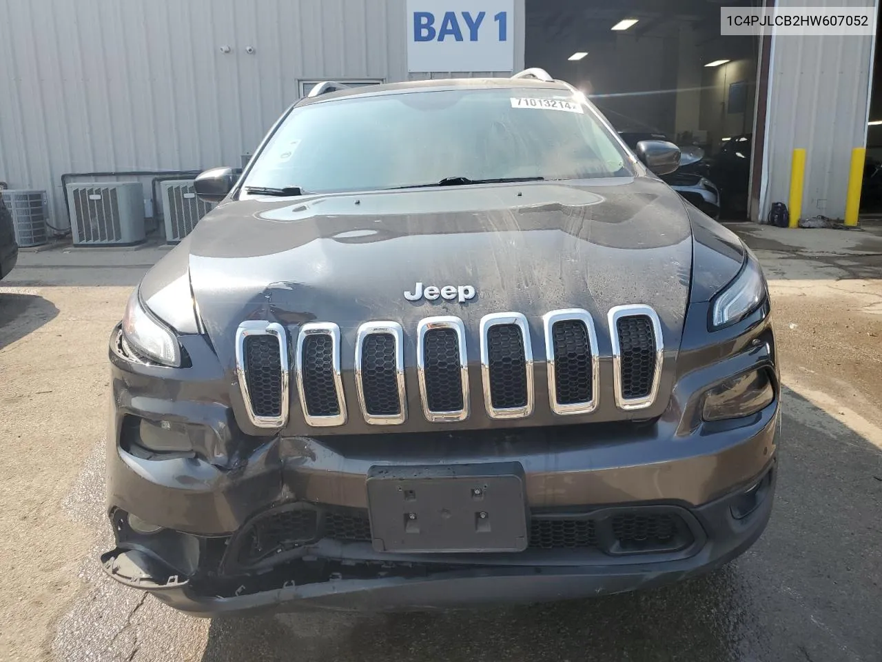 2017 Jeep Cherokee Latitude VIN: 1C4PJLCB2HW607052 Lot: 71013214