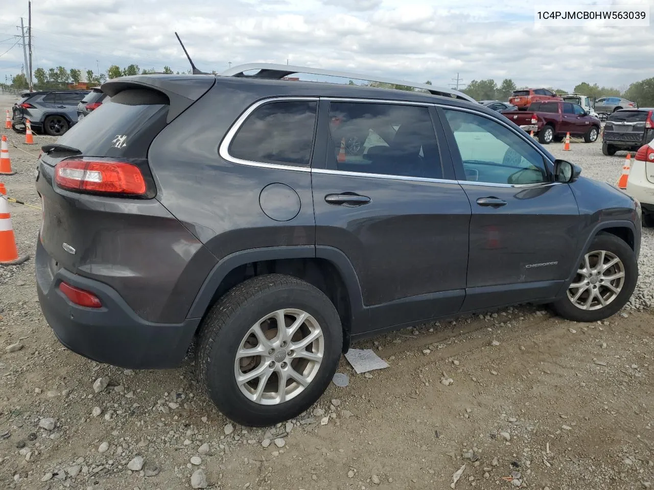 2017 Jeep Cherokee Latitude VIN: 1C4PJMCB0HW563039 Lot: 72022214