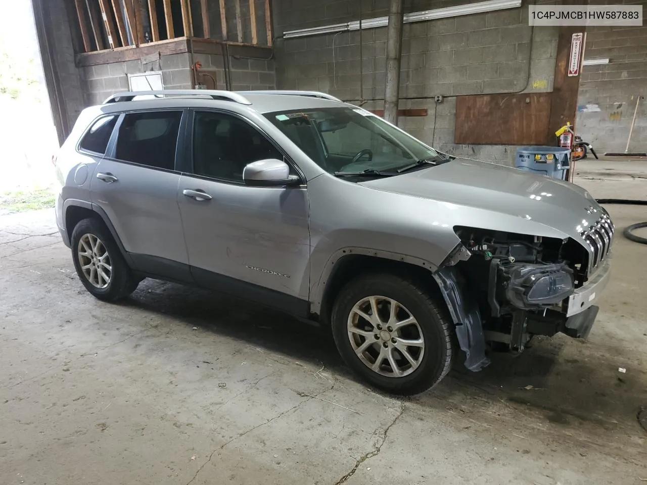 1C4PJMCB1HW587883 2017 Jeep Cherokee Latitude