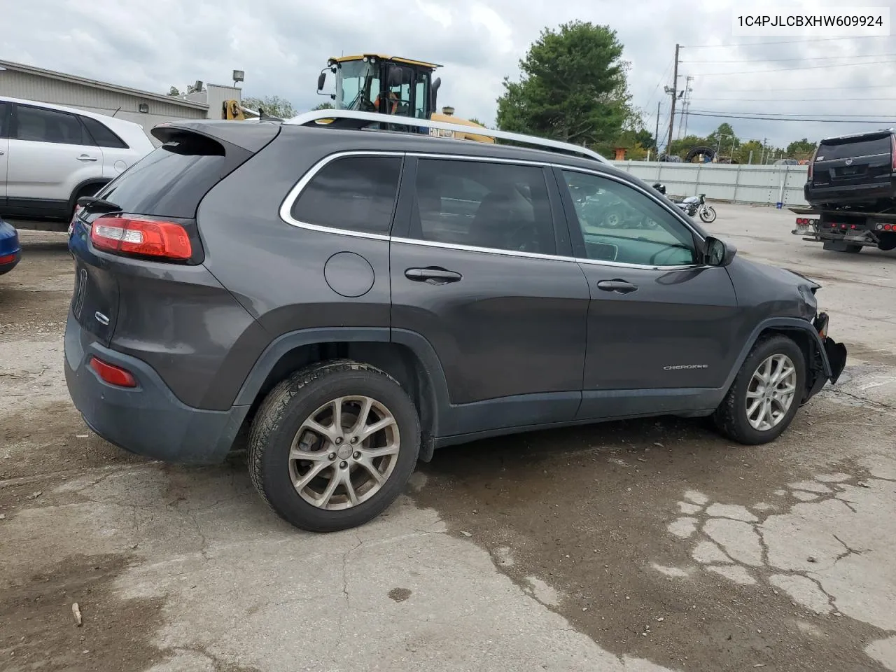 2017 Jeep Cherokee Latitude VIN: 1C4PJLCBXHW609924 Lot: 72730584