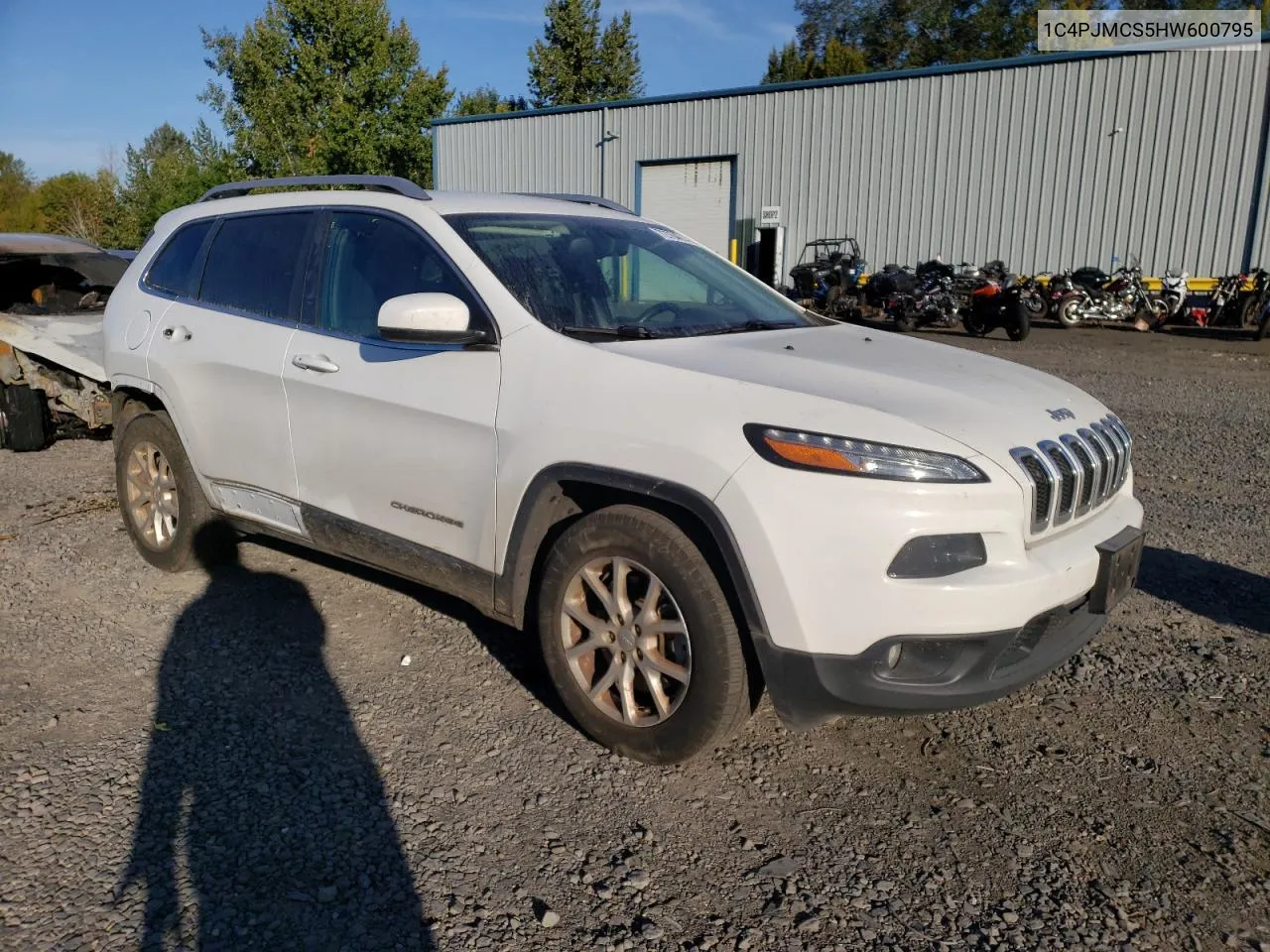 1C4PJMCS5HW600795 2017 Jeep Cherokee Latitude