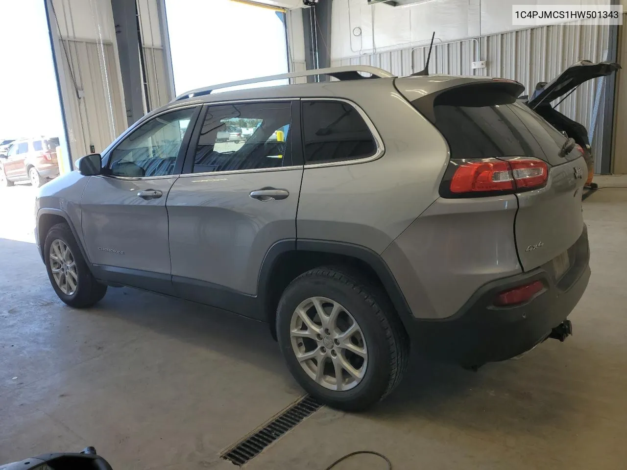 2017 Jeep Cherokee Latitude VIN: 1C4PJMCS1HW501343 Lot: 72826214