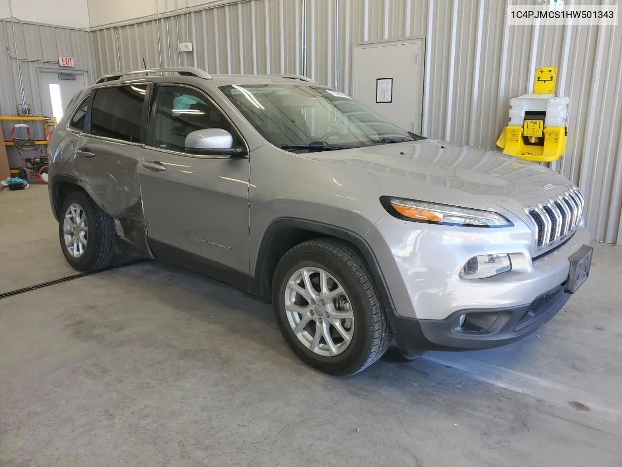 1C4PJMCS1HW501343 2017 Jeep Cherokee Latitude