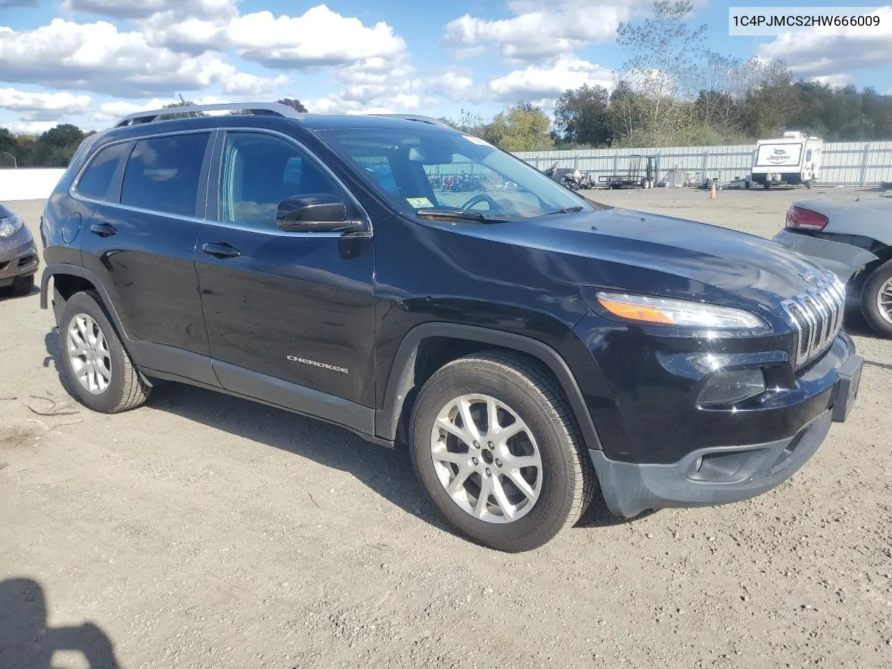 2017 Jeep Cherokee Latitude VIN: 1C4PJMCS2HW666009 Lot: 76389724