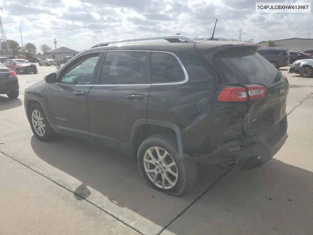 2017 Jeep Cherokee Latitude VIN: 1C4PJLCBXHW613987 Lot: 77771414