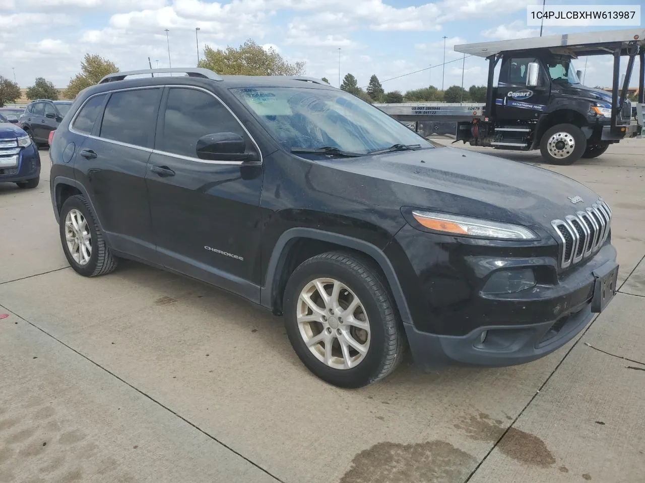 2017 Jeep Cherokee Latitude VIN: 1C4PJLCBXHW613987 Lot: 77771414