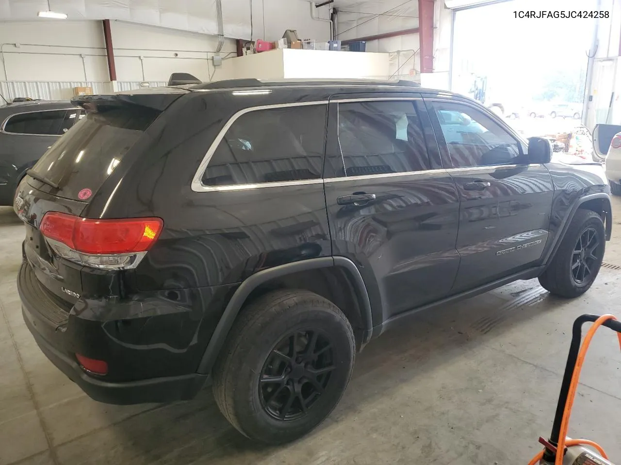 1C4RJFAG5JC424258 2018 Jeep Grand Cherokee Laredo