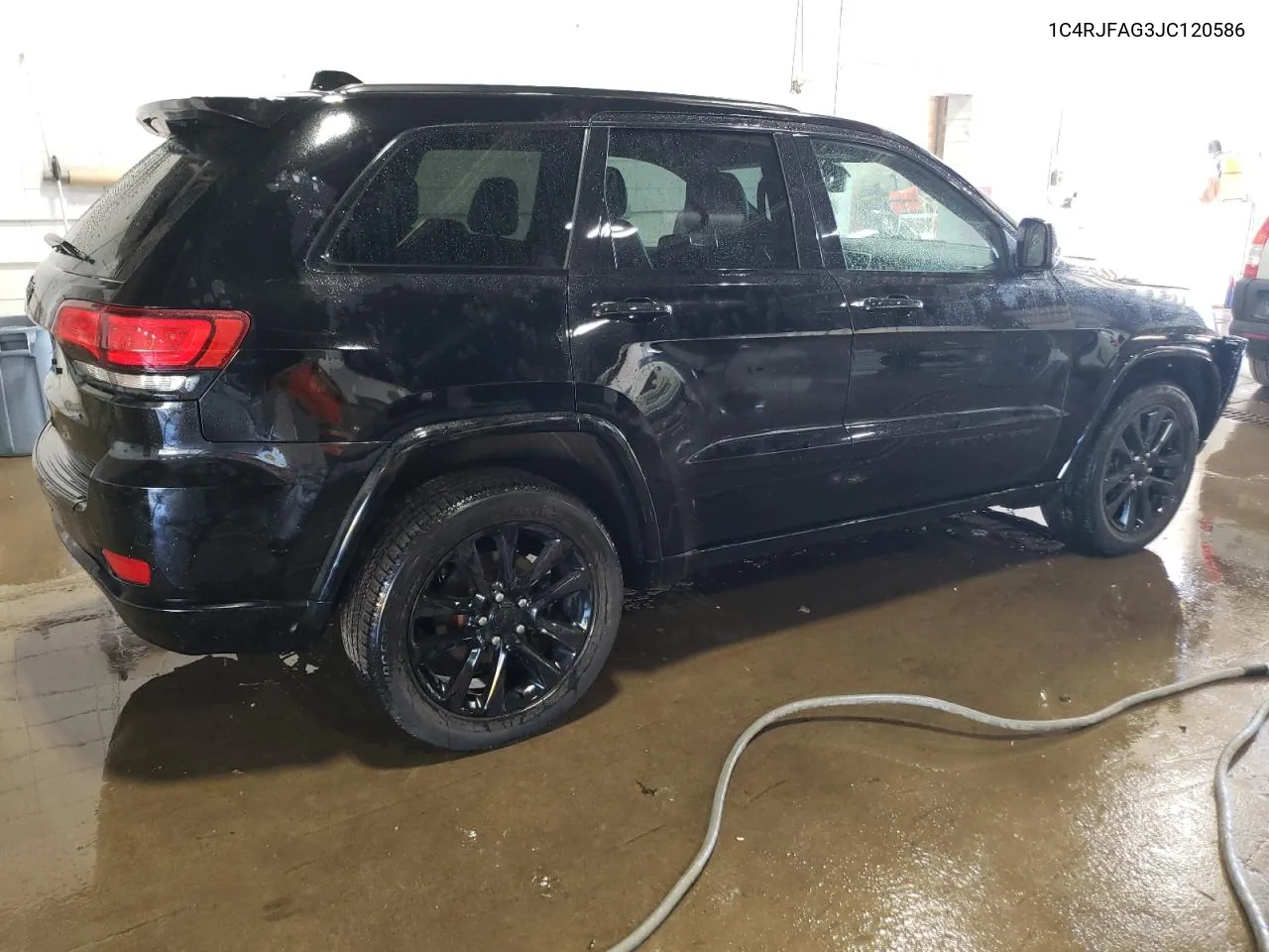 1C4RJFAG3JC120586 2018 Jeep Grand Cherokee Laredo