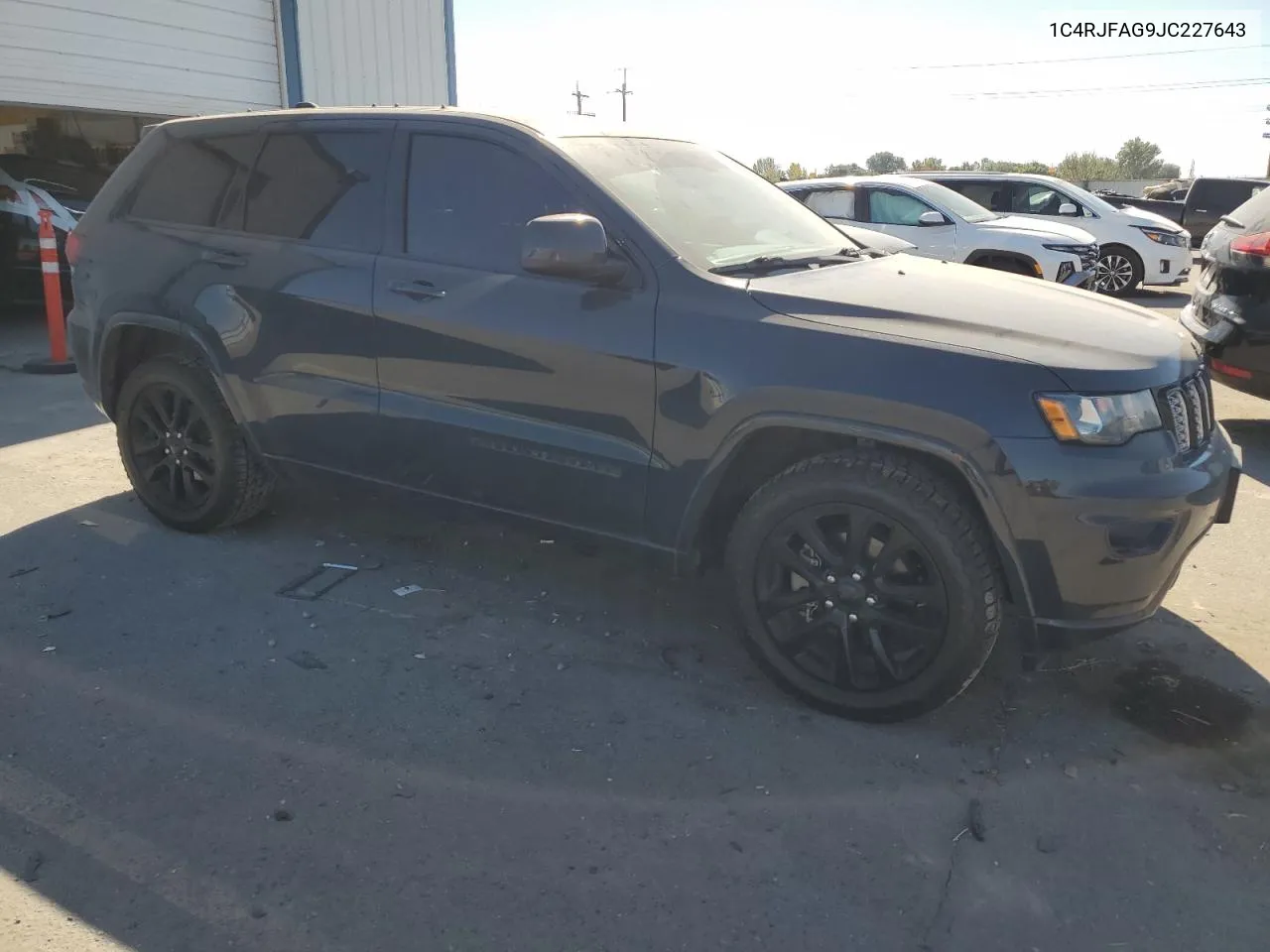 1C4RJFAG9JC227643 2018 Jeep Grand Cherokee Laredo