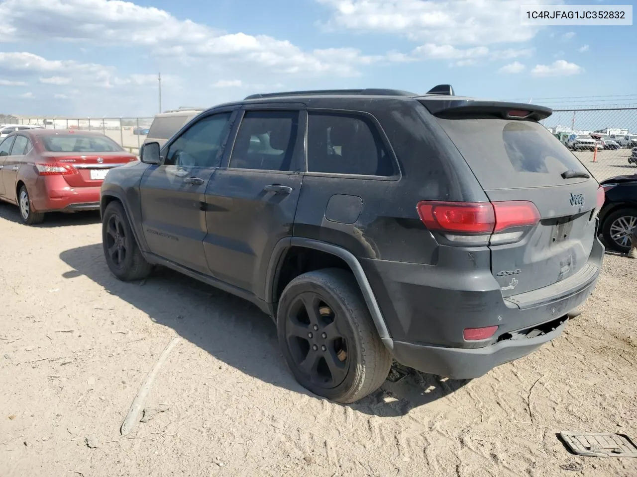 1C4RJFAG1JC352832 2018 Jeep Grand Cherokee Laredo