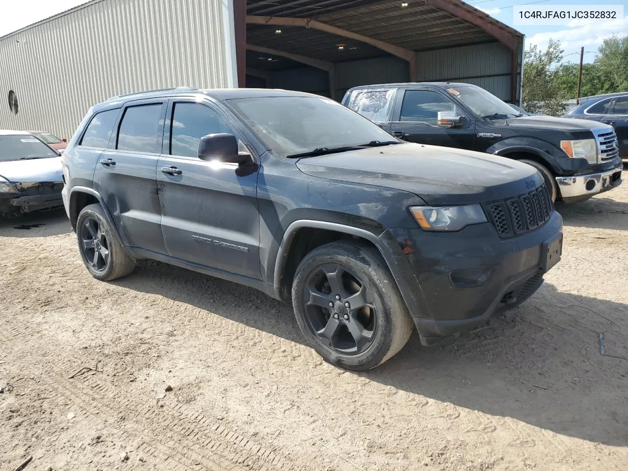 1C4RJFAG1JC352832 2018 Jeep Grand Cherokee Laredo