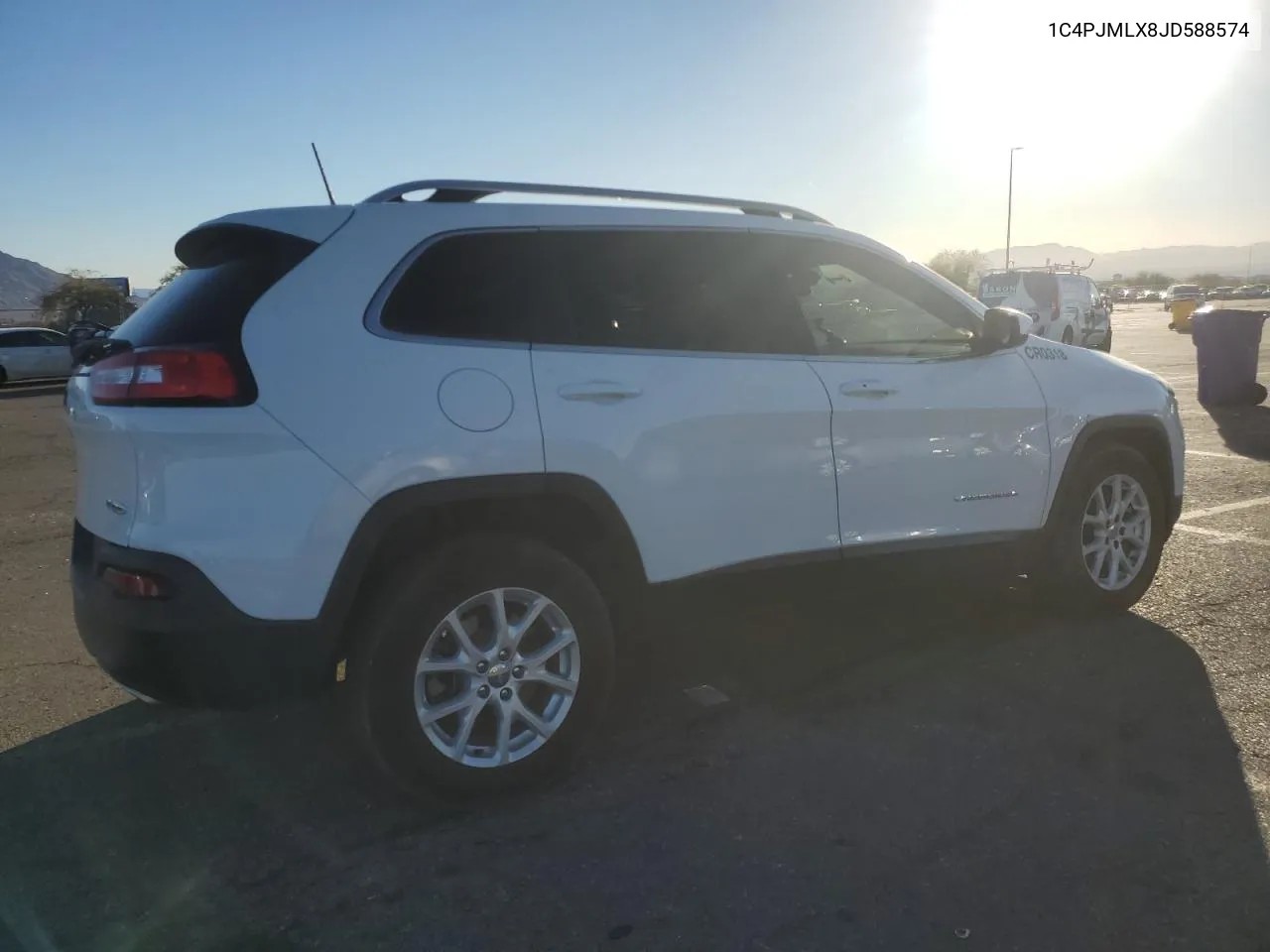 2018 Jeep Cherokee Latitude Plus VIN: 1C4PJMLX8JD588574 Lot: 81723034