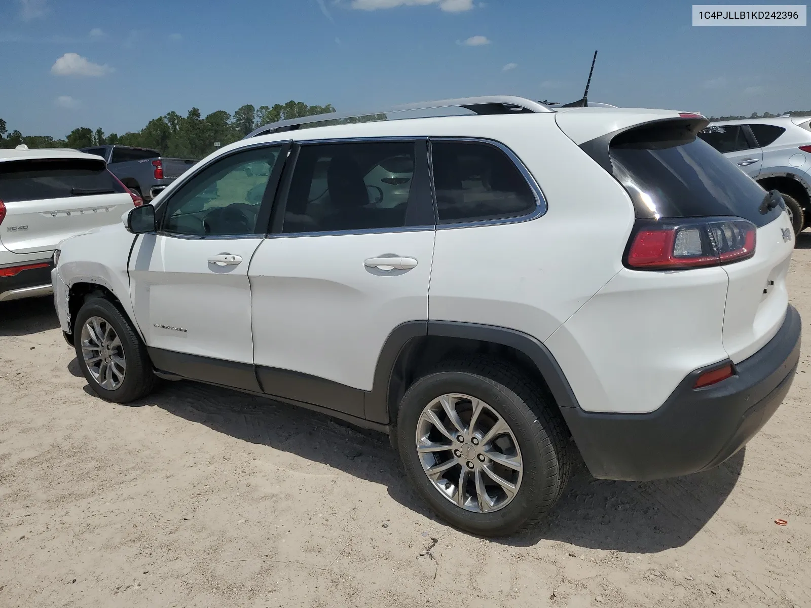 1C4PJLLB1KD242396 2019 Jeep Cherokee Latitude Plus