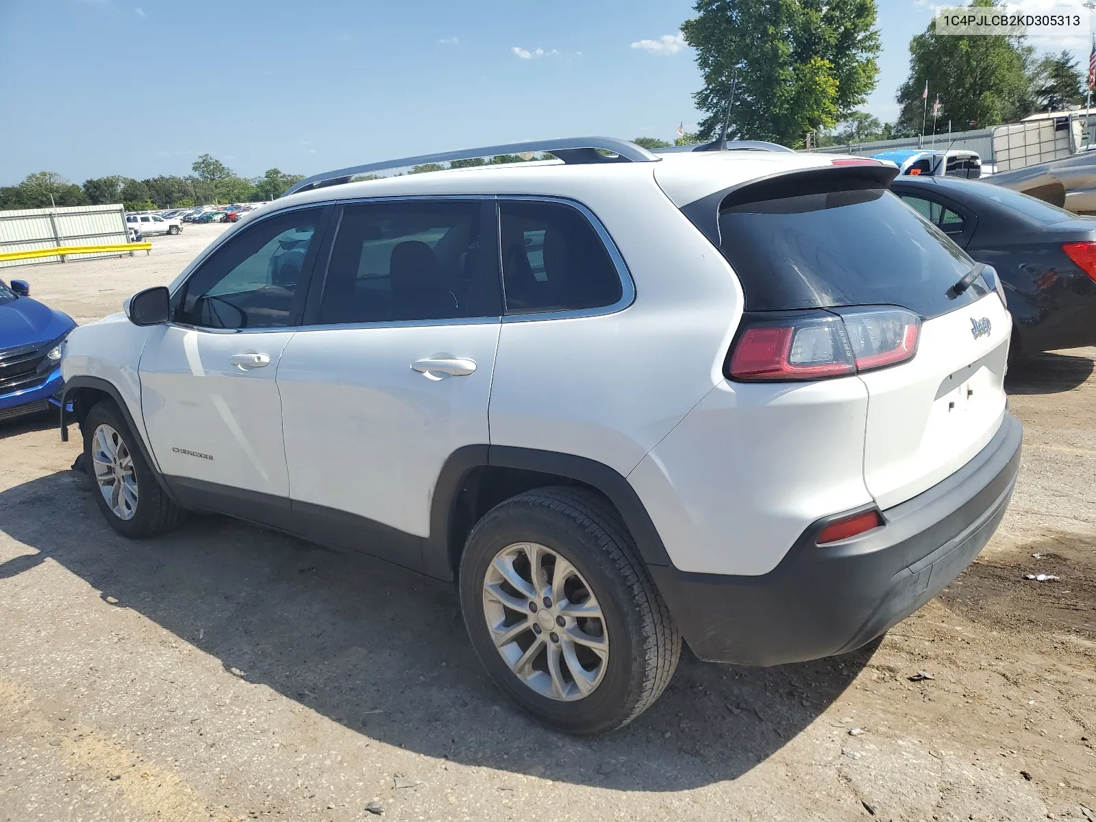 1C4PJLCB2KD305313 2019 Jeep Cherokee Latitude