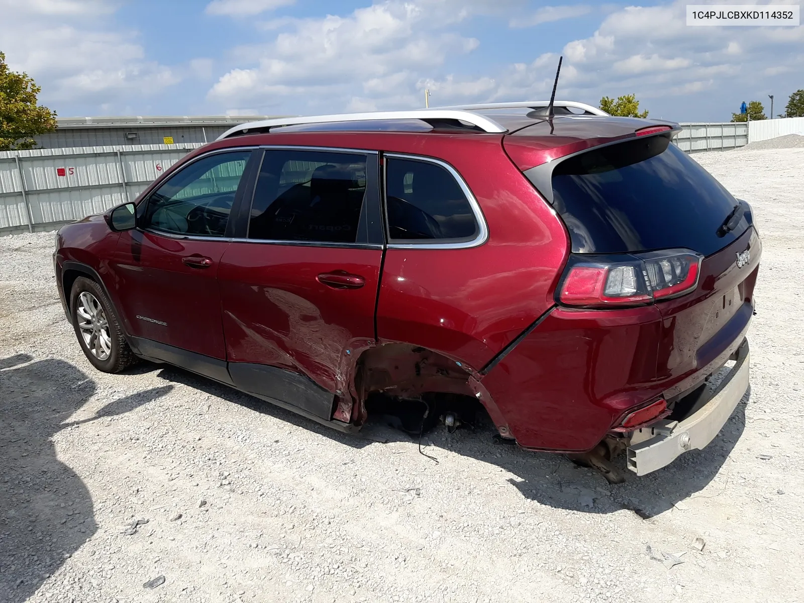 1C4PJLCBXKD114352 2019 Jeep Cherokee Latitude