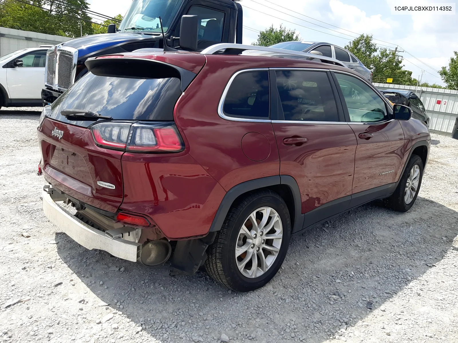 2019 Jeep Cherokee Latitude VIN: 1C4PJLCBXKD114352 Lot: 67785294