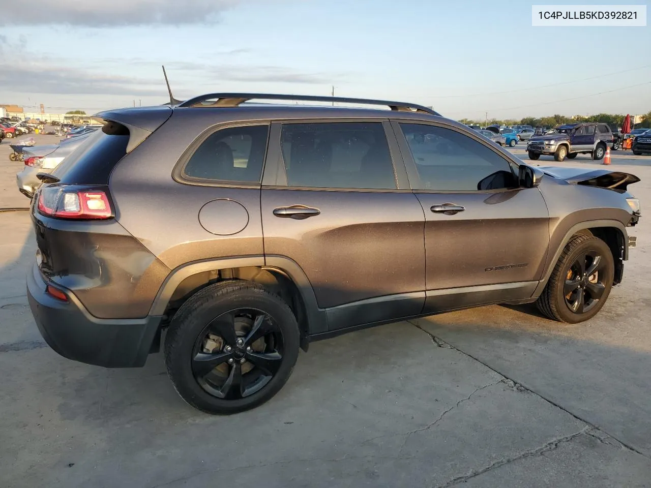 2019 Jeep Cherokee Latitude Plus VIN: 1C4PJLLB5KD392821 Lot: 70464744