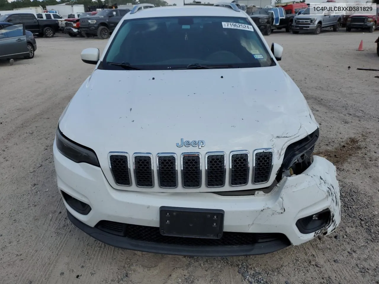 1C4PJLCBXKD381829 2019 Jeep Cherokee Latitude