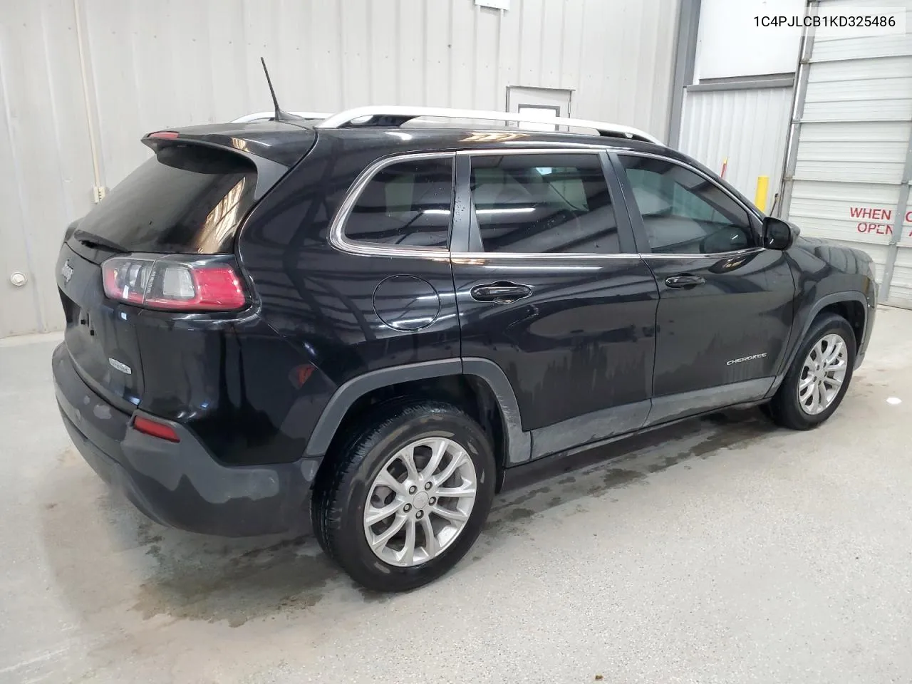 1C4PJLCB1KD325486 2019 Jeep Cherokee Latitude