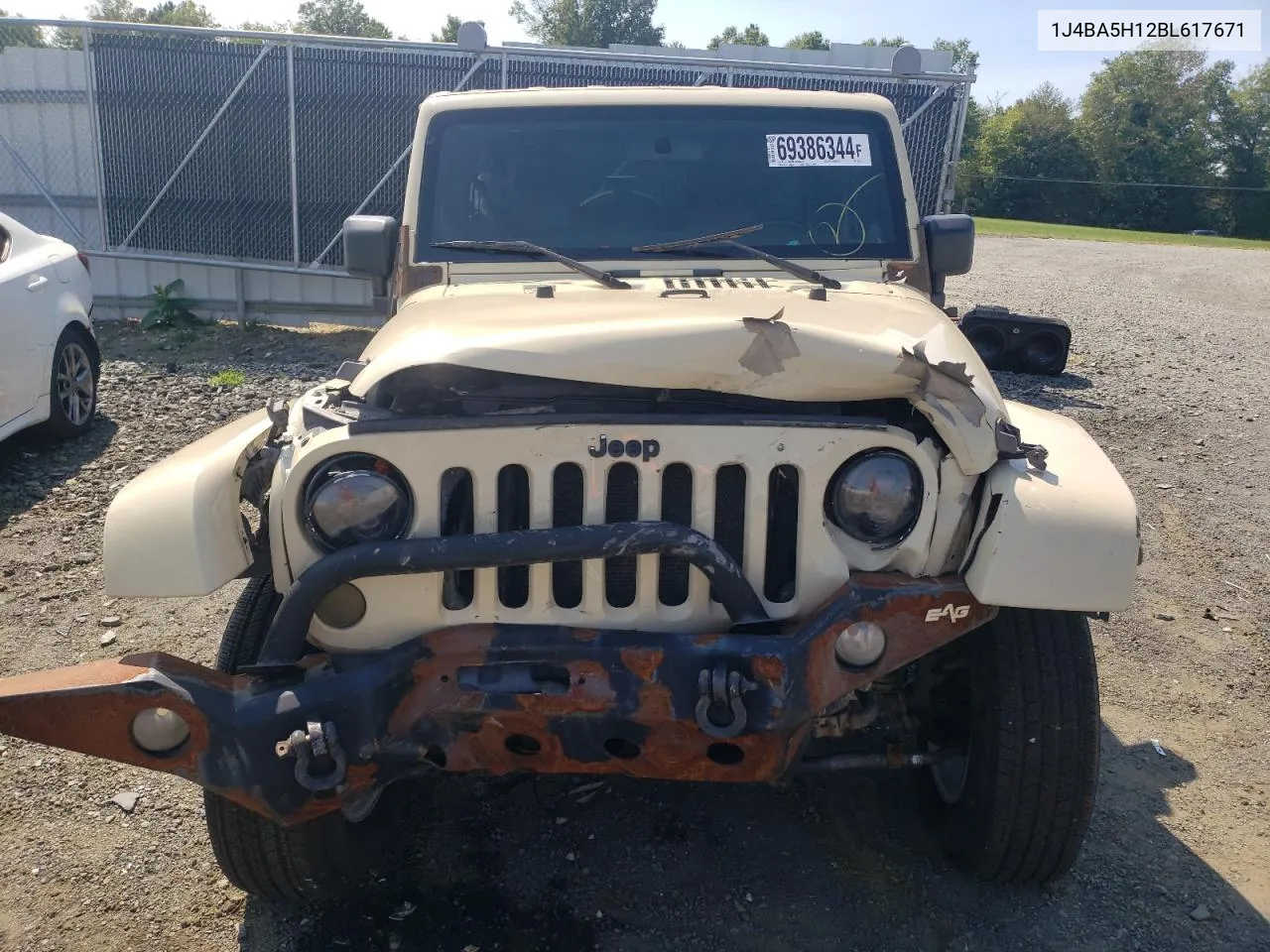 1J4BA5H12BL617671 2011 Jeep Wrangler Unlimited Sahara