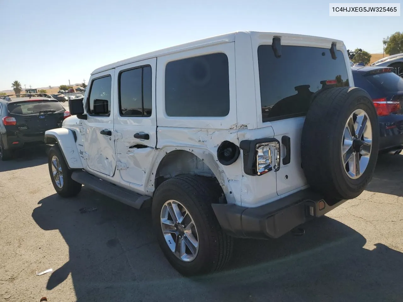 1C4HJXEG5JW325465 2018 Jeep Wrangler Unlimited Sahara