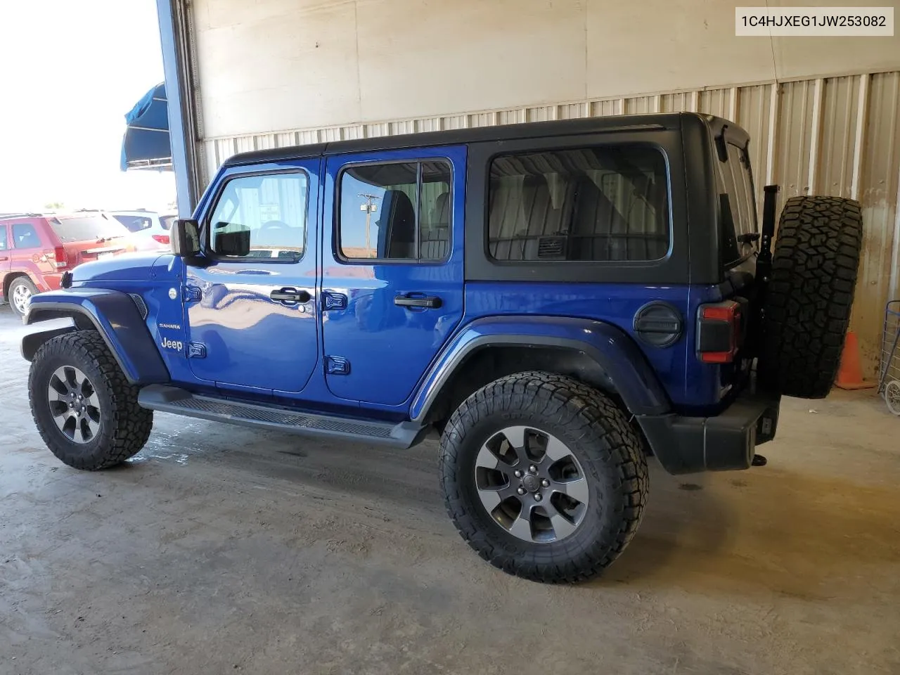 1C4HJXEG1JW253082 2018 Jeep Wrangler Unlimited Sahara