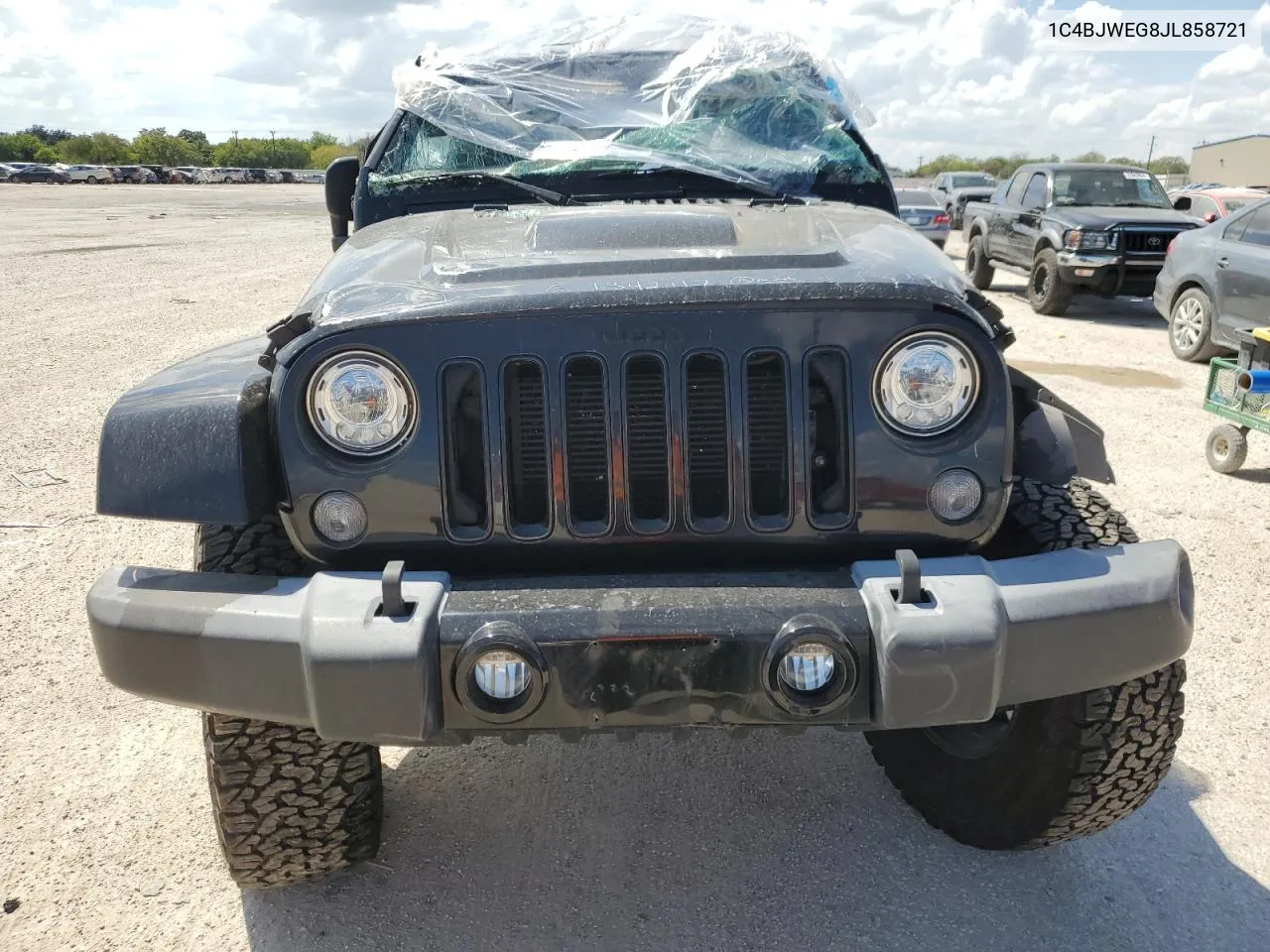 1C4BJWEG8JL858721 2018 Jeep Wrangler Unlimited Sahara