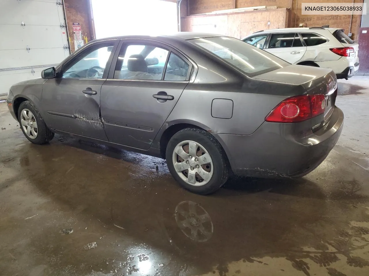 2006 Kia Optima Lx VIN: KNAGE123065038933 Lot: 77798664