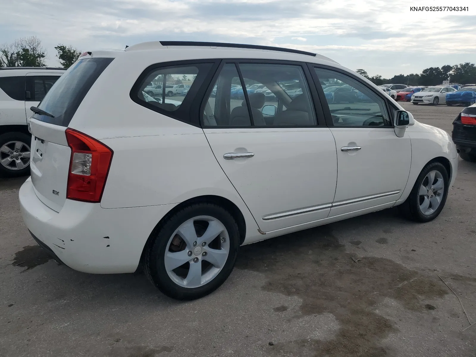 2007 Kia Rondo Base VIN: KNAFG525577043341 Lot: 68304644