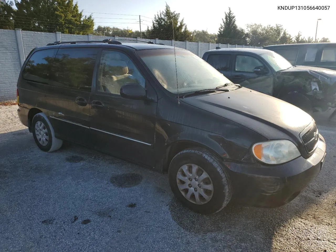 2005 Kia Sedona Ex VIN: KNDUP131056640057 Lot: 72153844