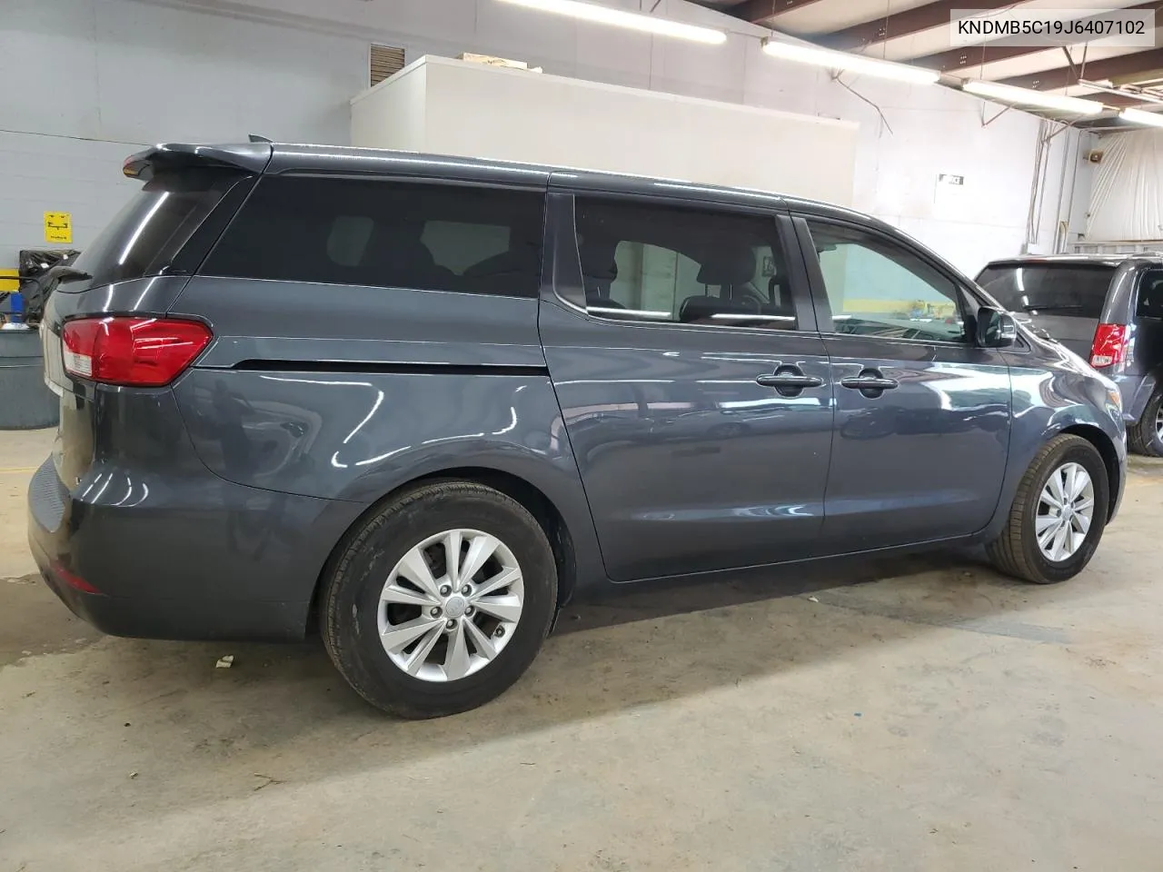 KNDMB5C19J6407102 2018 Kia Sedona Lx