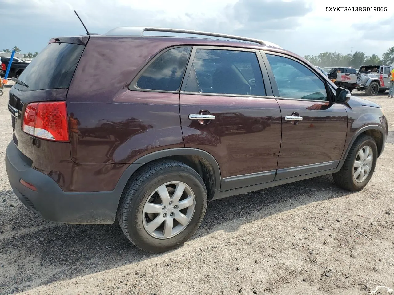 2011 Kia Sorento Base VIN: 5XYKT3A13BG019065 Lot: 64717414