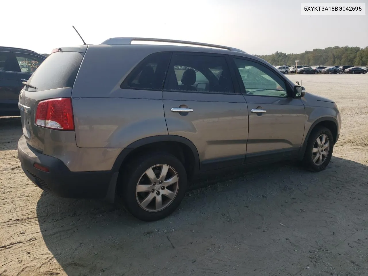 5XYKT3A18BG042695 2011 Kia Sorento Base