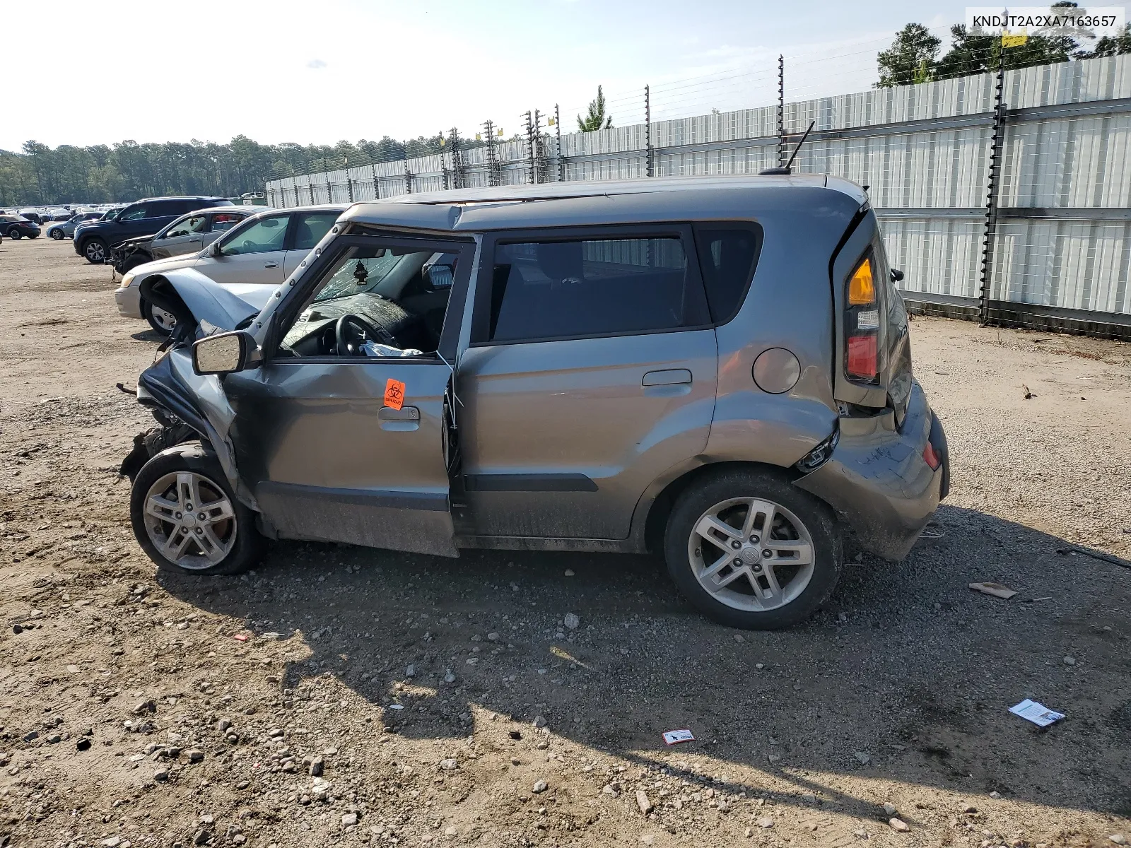 2010 Kia Soul + VIN: KNDJT2A2XA7163657 Lot: 67088964