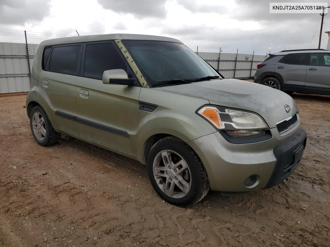 2010 Kia Soul + VIN: KNDJT2A25A7051381 Lot: 69699964