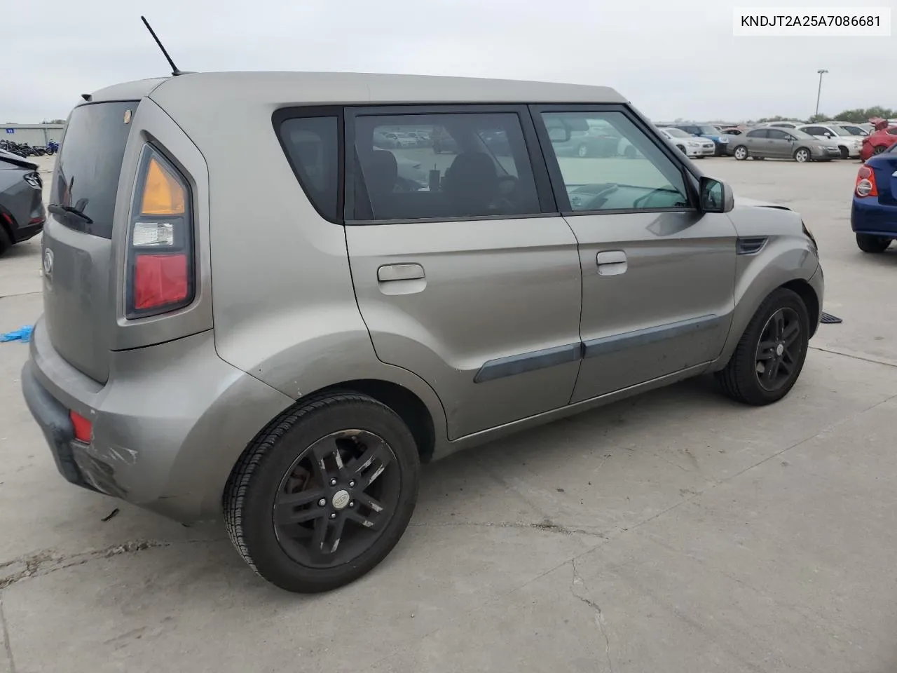 2010 Kia Soul + VIN: KNDJT2A25A7086681 Lot: 79975964