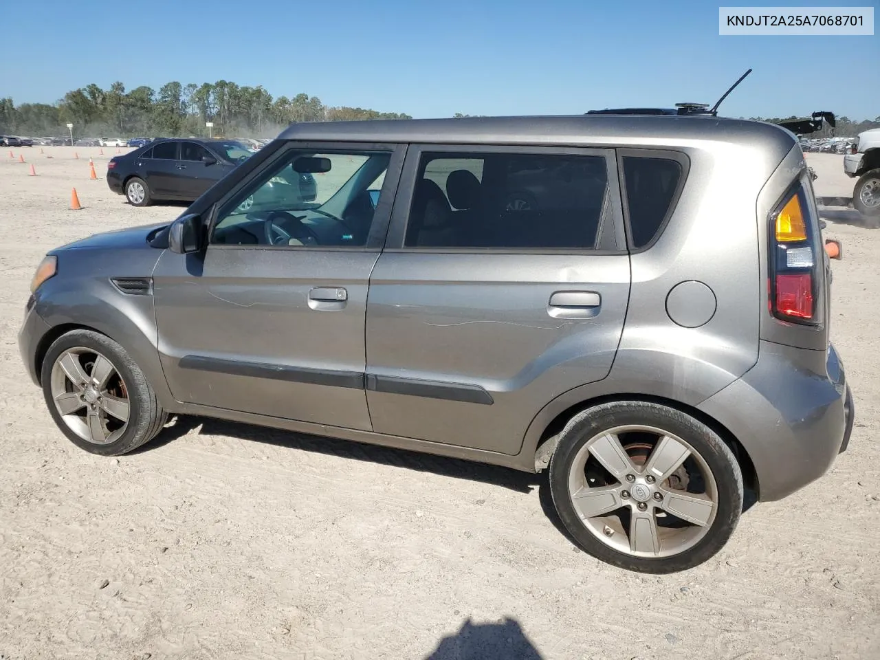 2010 Kia Soul + VIN: KNDJT2A25A7068701 Lot: 81249524