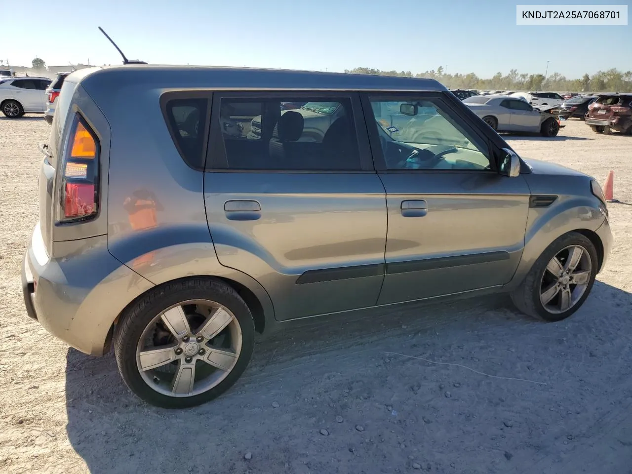 2010 Kia Soul + VIN: KNDJT2A25A7068701 Lot: 81249524