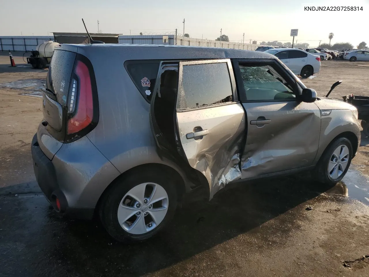 KNDJN2A22G7258314 2016 Kia Soul