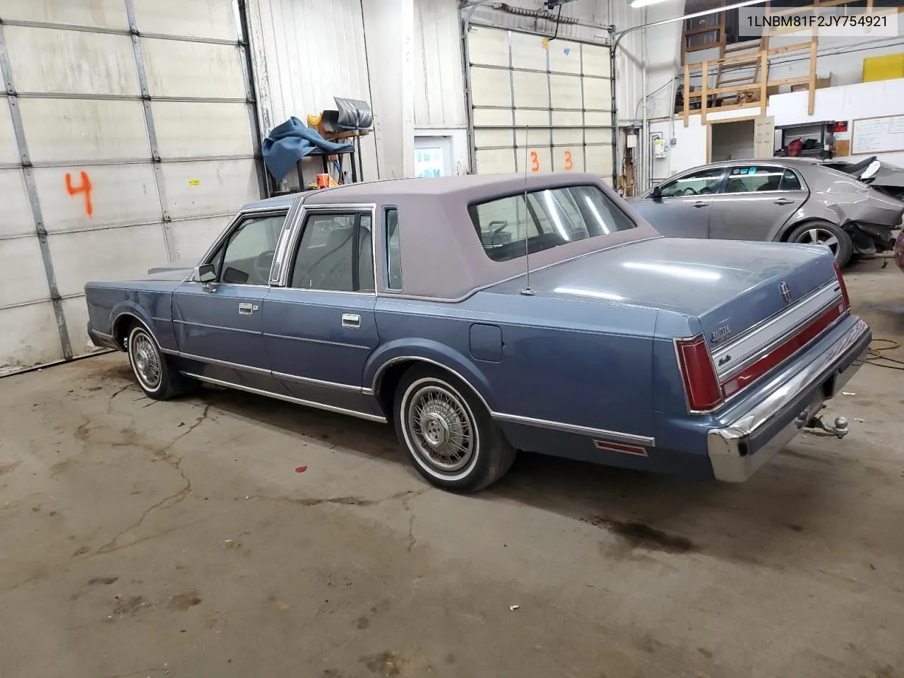 1988 Lincoln Town Car VIN: 1LNBM81F2JY754921 Lot: 76236564