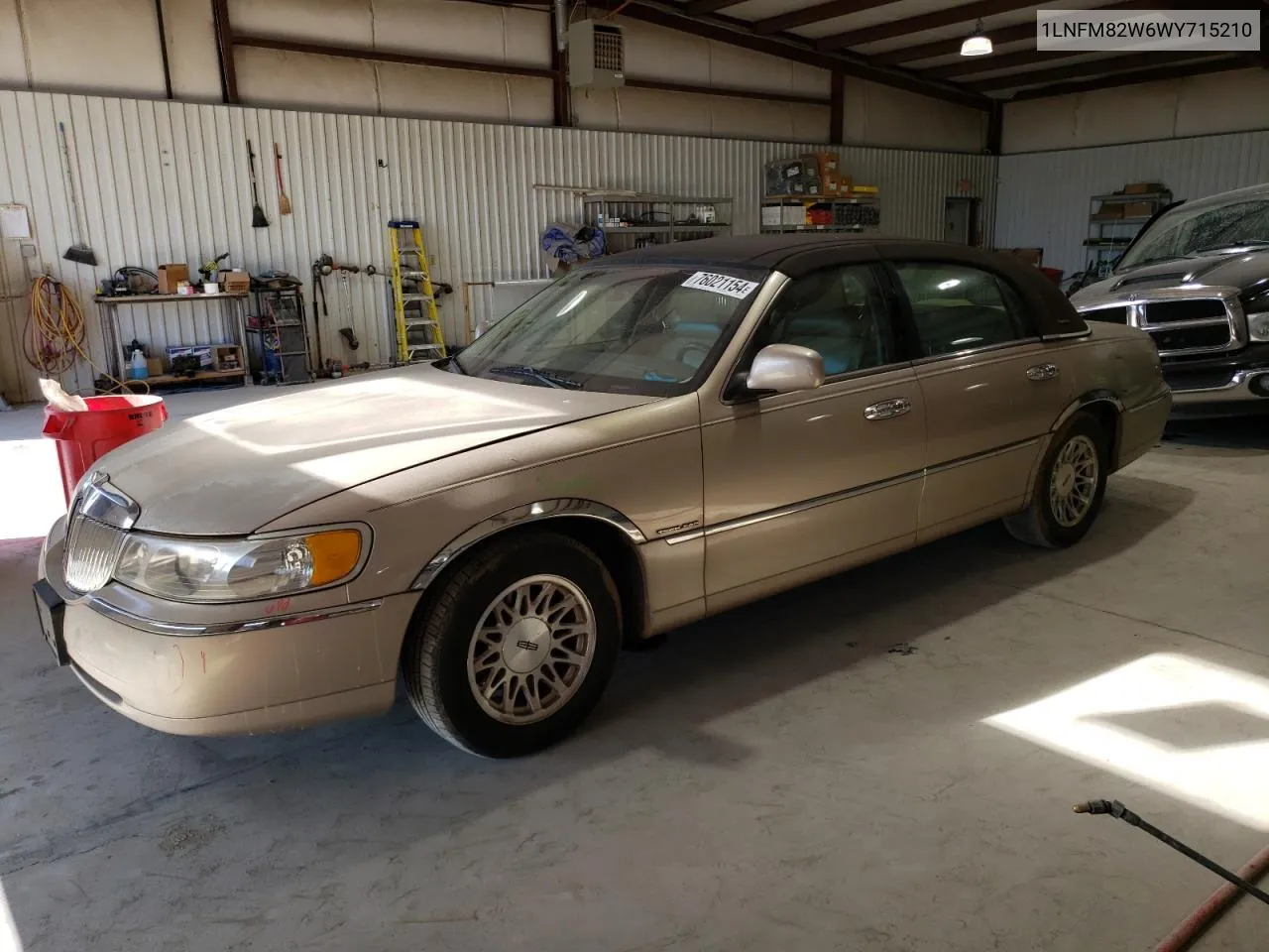 1998 Lincoln Town Car Signature VIN: 1LNFM82W6WY715210 Lot: 76021154