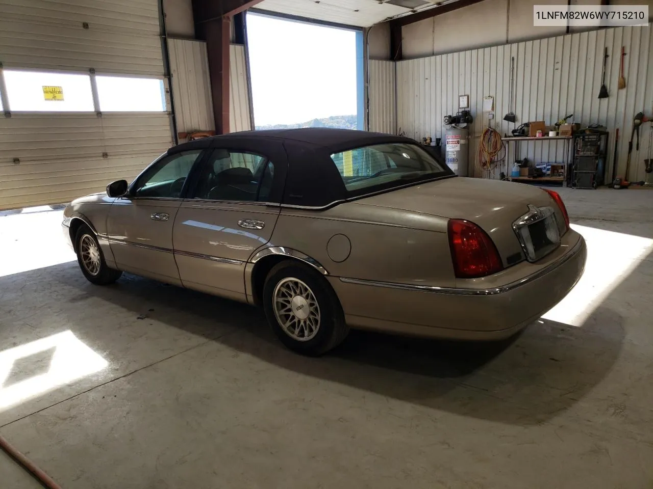 1998 Lincoln Town Car Signature VIN: 1LNFM82W6WY715210 Lot: 76021154