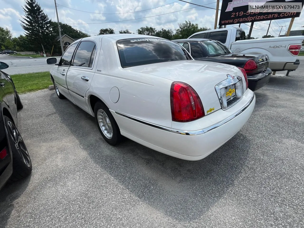 1999 Lincoln Town Car E VIN: 1LNHM81W5XY679473 Lot: 71890604