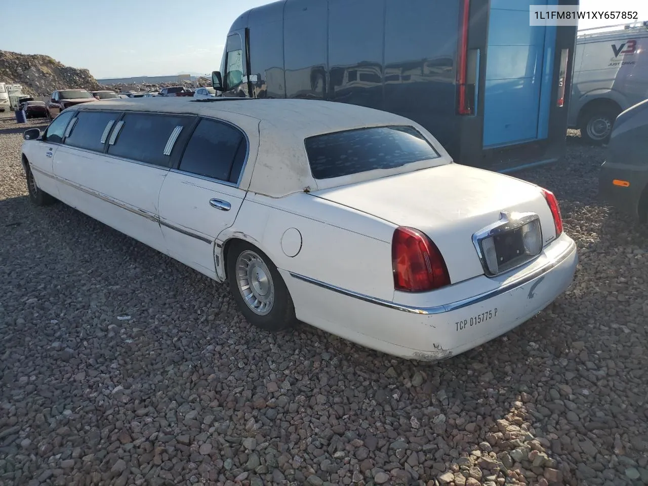 1999 Lincoln Town Car Executive VIN: 1L1FM81W1XY657852 Lot: 72953464