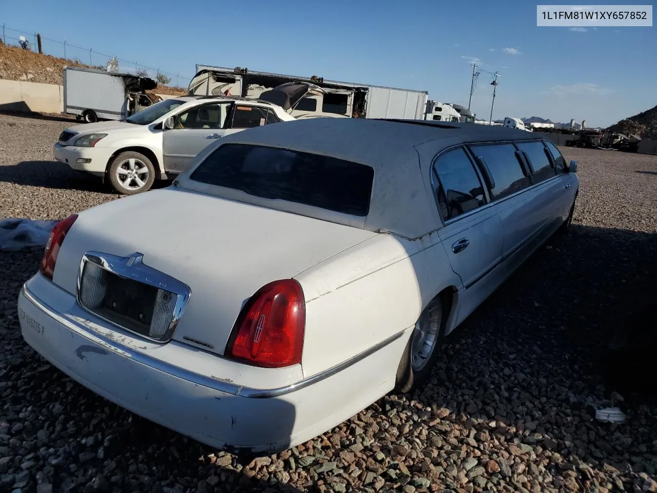 1999 Lincoln Town Car Executive VIN: 1L1FM81W1XY657852 Lot: 72953464