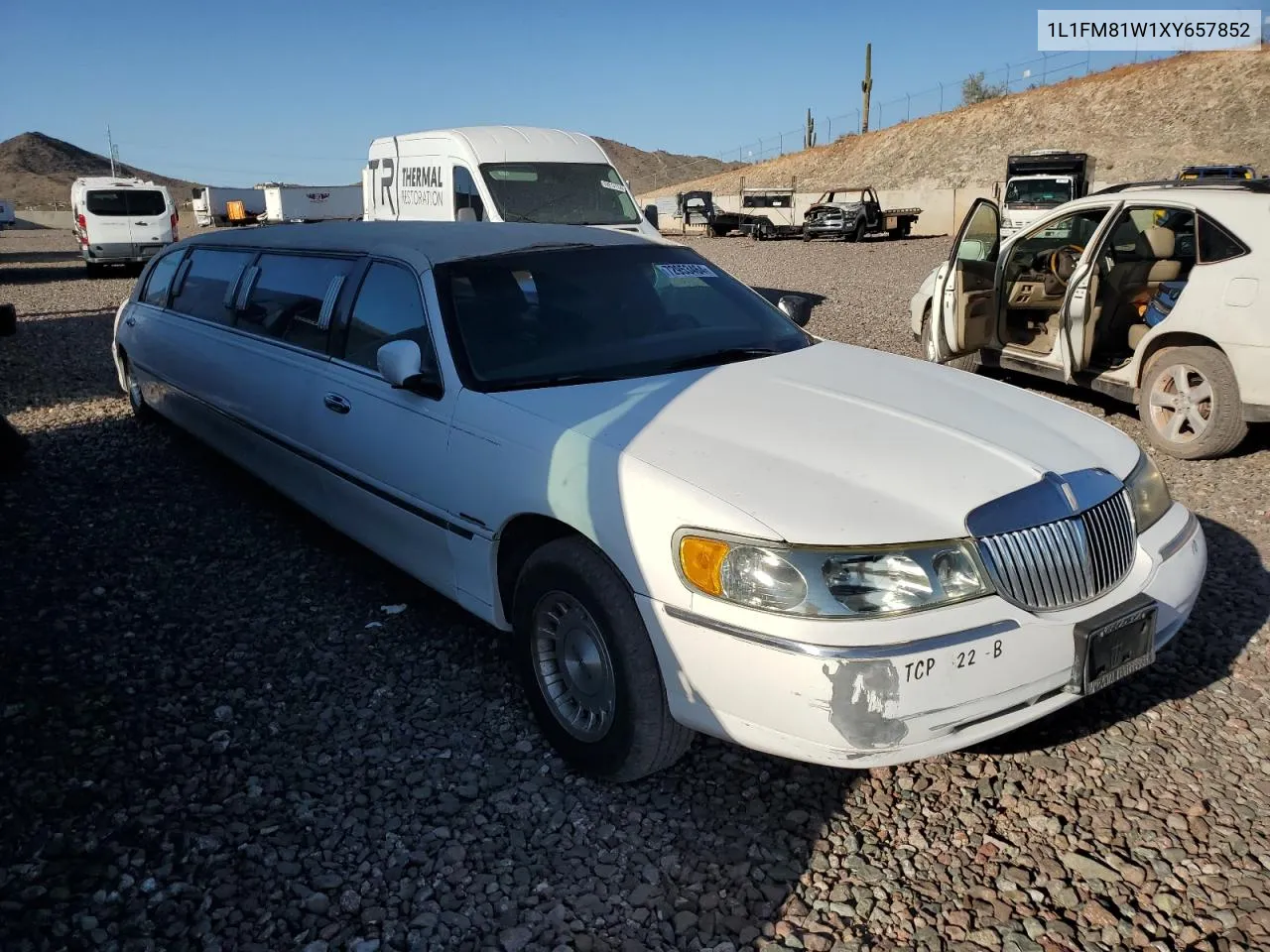 1999 Lincoln Town Car Executive VIN: 1L1FM81W1XY657852 Lot: 72953464