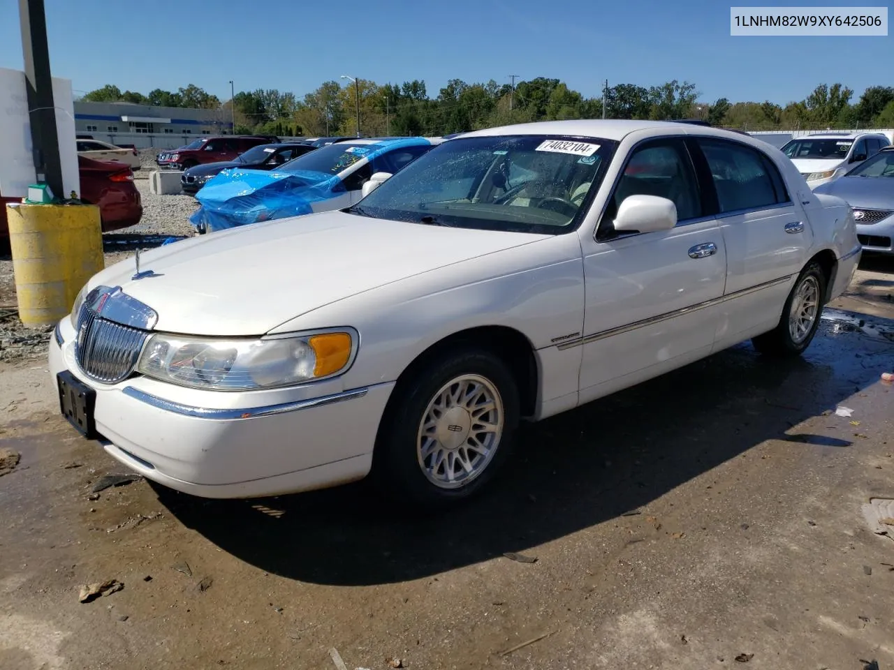 1999 Lincoln Town Car Signature VIN: 1LNHM82W9XY642506 Lot: 74032104