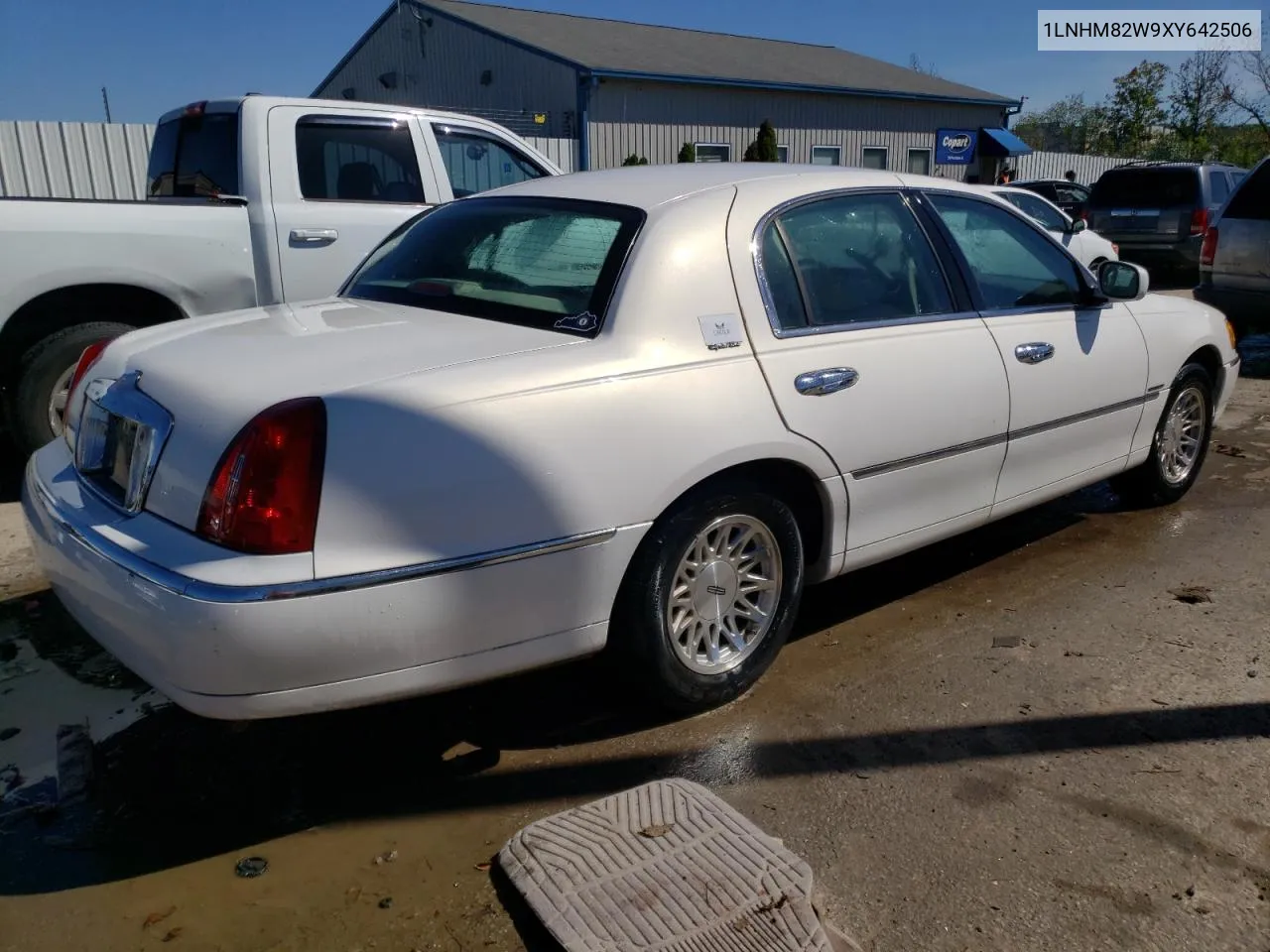 1999 Lincoln Town Car Signature VIN: 1LNHM82W9XY642506 Lot: 74032104