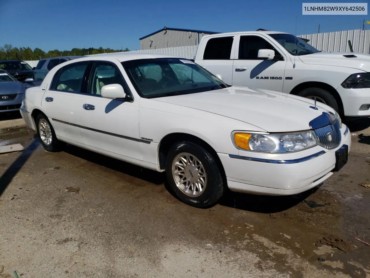 1999 Lincoln Town Car Signature VIN: 1LNHM82W9XY642506 Lot: 74032104